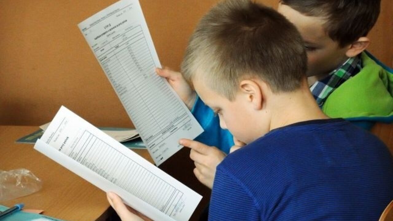 vysvedčenia školáci (TASR)